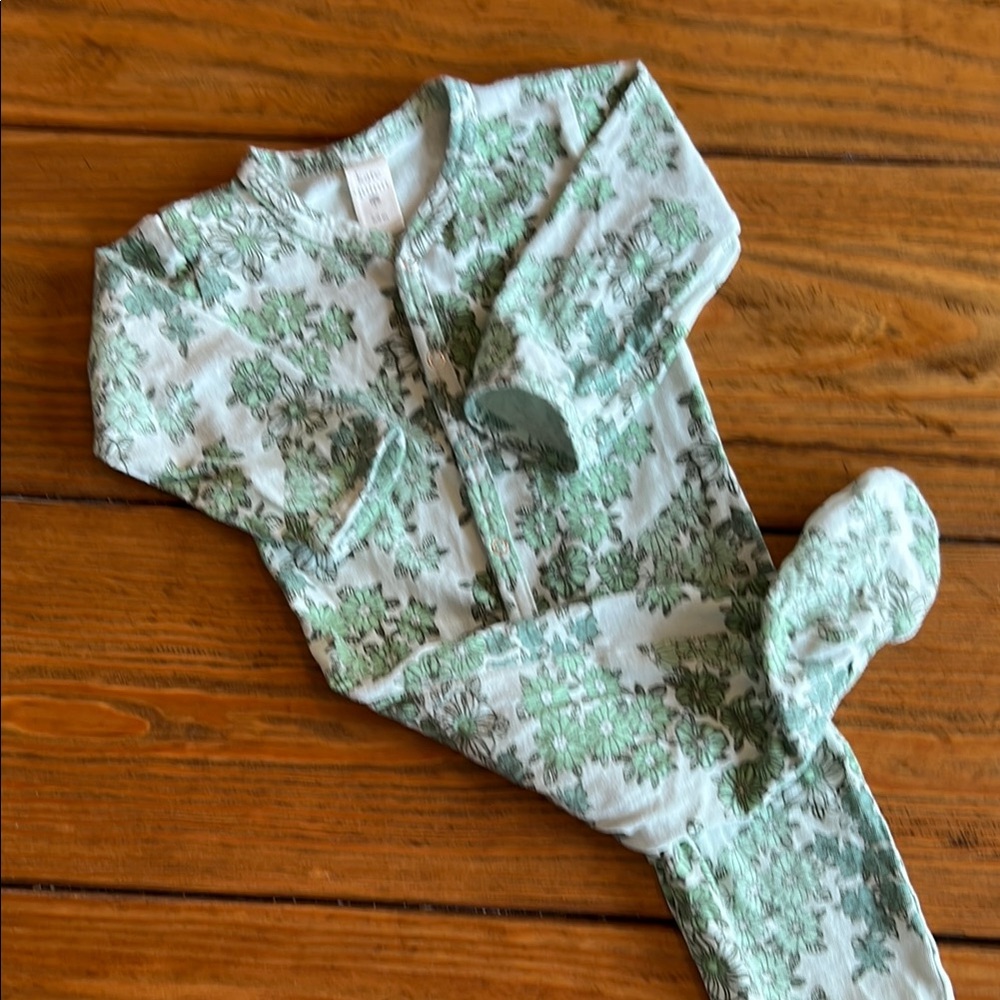 Kate Quinn Green Floral Footie One Piece with snaps 6-9 months